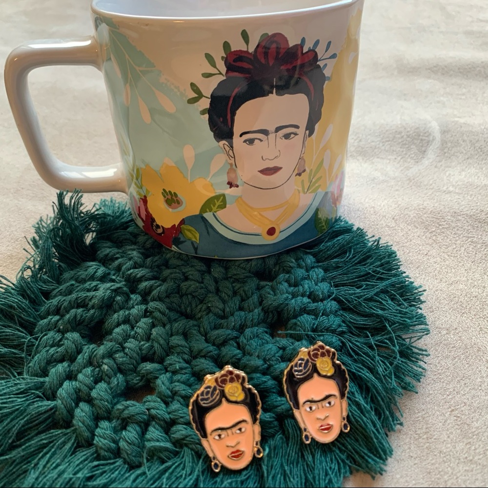 Frida Kahlo Bundle: mug & earrings ⭐️